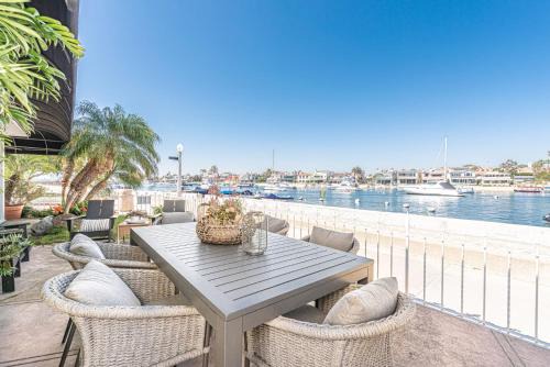 Iconic 4Br Bayfront Home W Unmatched Indooroutdoor Living By Beachview Rentals