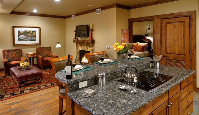 Innsbruck Aspen Deluxe One-Bedroom Garden Residence 2, Located on Main Street