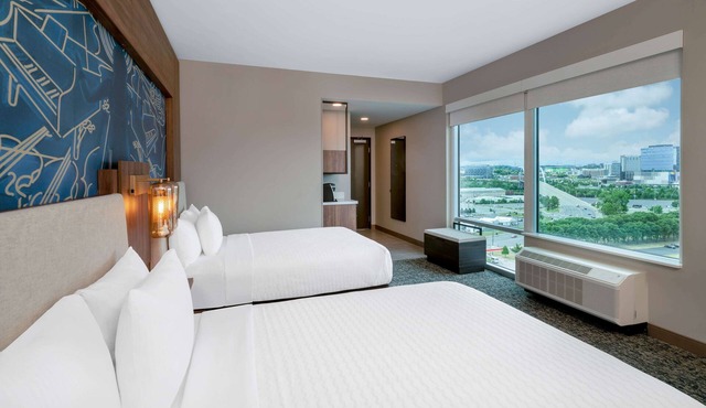 La Quinta Inn & Suites by Wyndham Nashville Downtown/Stadium