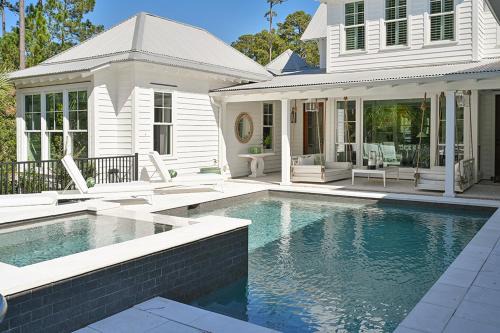 Lagoon 5 Bedroom Moreland Village Home 5600