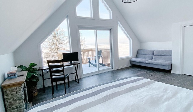 Lake House with private beach on Lake Huron, 4 bed, 2 bath - all season.