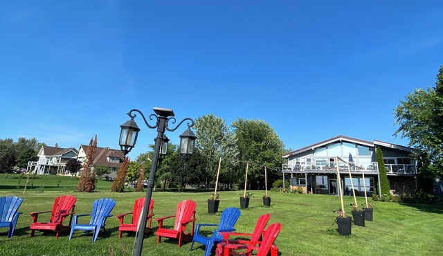 LakeHuron waterfront cottage/Hot tub/Max 2 pets& private sand beach/20 people.