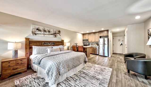 Lakeland Village #220 - Newly Remodeled, King Studio, Steps to Beach