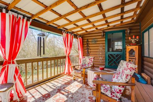 Large Deck Luxe 6-Acre Retreat in Dahlonega!