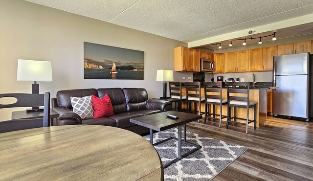 Large peaceful King bedroom Apartment with Kitchen & Pool