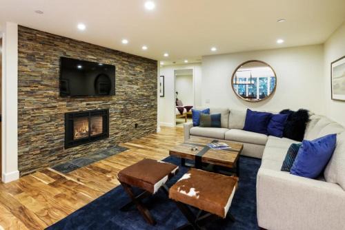 Little Nell Condominiums Unit 7, Sleek Downtown Condo with Private Deck, Designer Upgrades