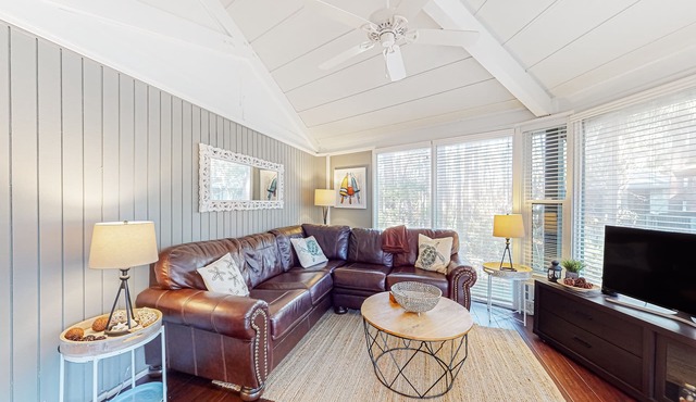 lofted villa with private deck, streaming, & W/D - near Harbour Town