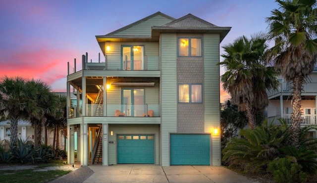 Luxe Gulf-View Retreat w/Firepit & Game Garage – Family Friendly