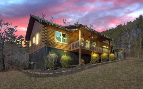 Luxe Lodge Escape - Hot Tub-Outdoor Movies-Game Room-Fire Pit