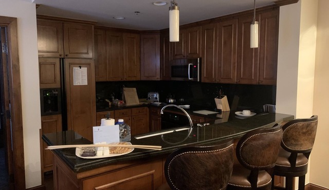 Luxurious 2 bed 2.5 bath condo sleep 6! Skiin/ski out, pools/Ritz amenities