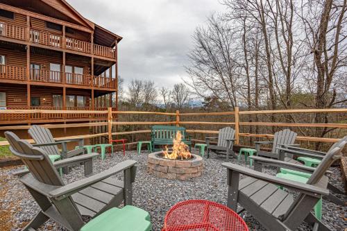 Luxurious 6BR Smoky Mountain cabin with stunning views, game room, fire pit and hot tub, Wi-Fi