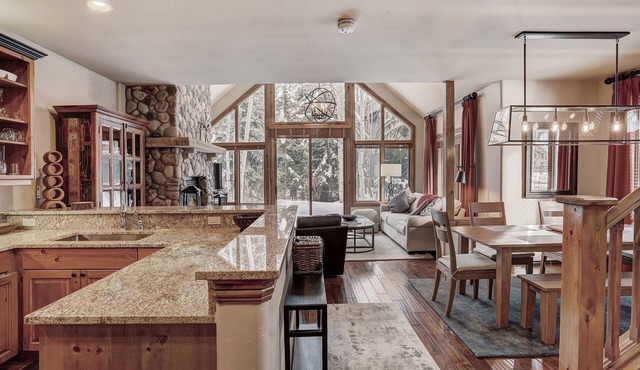 Luxury 3 Bedroom Townhome - Walk to Chairlift! by RedAwning