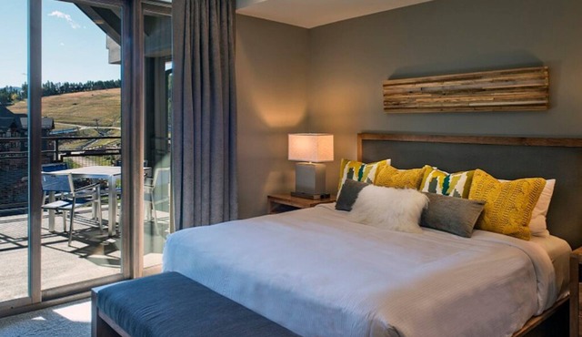 Luxury Four-Bedroom Ski-In/Ski-Out. Jan 31 to Feb 7, 2026 – Peak 8 Breckenridge.