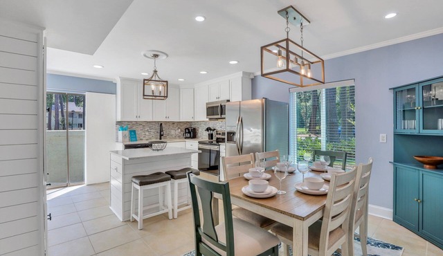 Luxury Hilton Head Townhome with pool and biking distance to beach