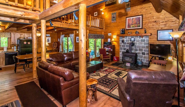 Luxury Log Home, Near Story Land, Super Clean, Views, Pool In/Out & Fitness.