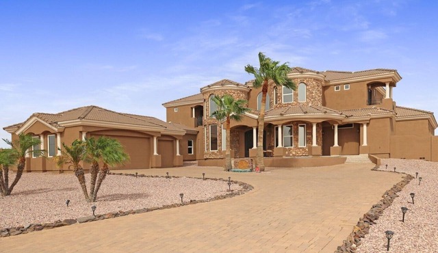 Luxury Mansion with 4 private balconies! Amazing inside and outside!