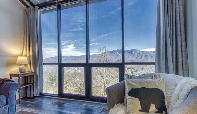 Majestic 3BD near TOWN! Mountain Views! POOL