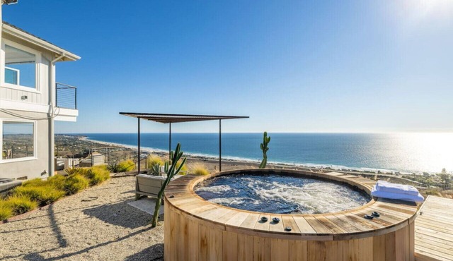Malibu Hilltop Estate Above Zuma Beach Epic Sunsets, Cedar Spa Tub & Ocean Views