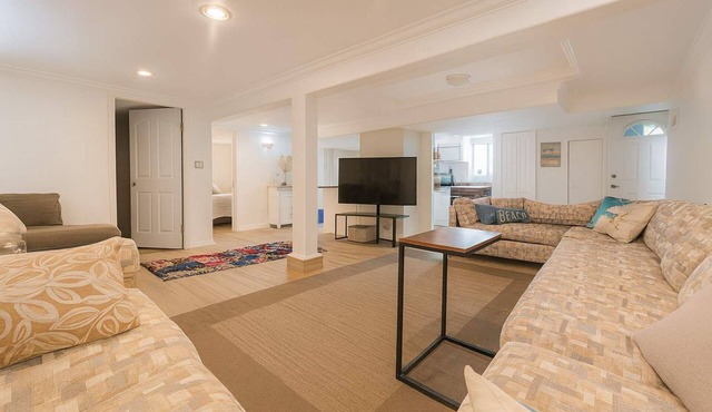 Melrose Place Poolside Hideaway Heated Pool All Year Ideal for Groups (Sleeps 6+)