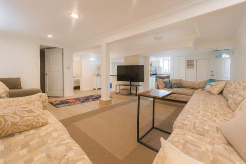 Melrose Place Poolside Hideaway Heated Pool All Year Ideal for Groups Sleeps 6 plus