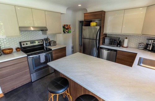 Saanich East House | Mid-Century Modern Apartment @ Horner Park