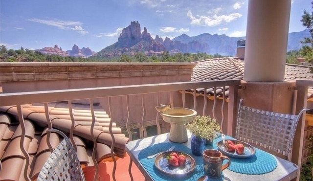 *Million $ Views * Ensuite Jetted Tub For Two * Fireplace * Deck * Walk to All