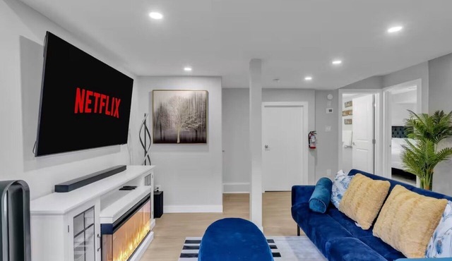 Modern 1BR in Mahogany with Coffee, Desk, MassageChair