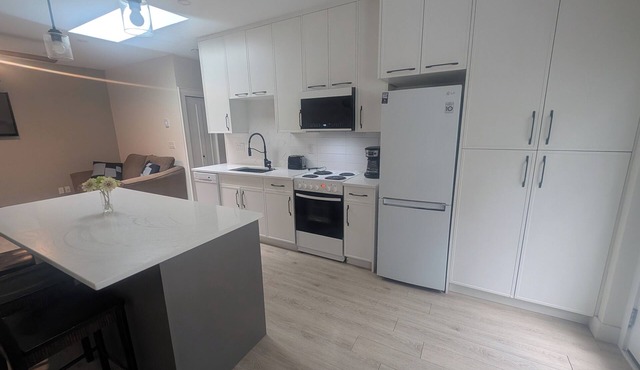 Modern 2BR Garden Suite Near Downtown Victorian