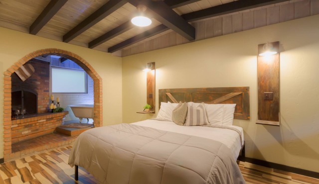 Modern cabin for 4 with views of the red rocks and next to Slide Rock State park