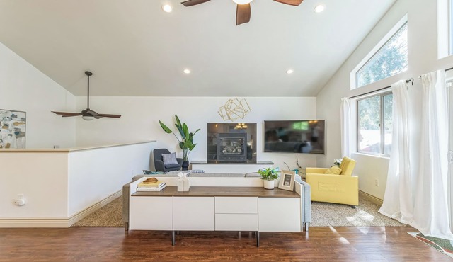 Modern luxurious 3 brm Lake Retreat. 10 mins to ski resorts. Family Friendly