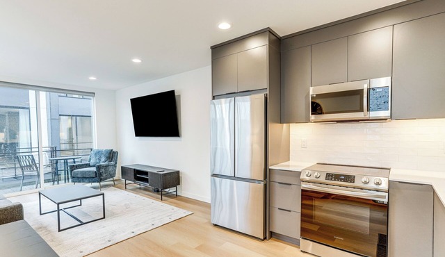 Modern Seattle Townhome: Walk to Light Rail!