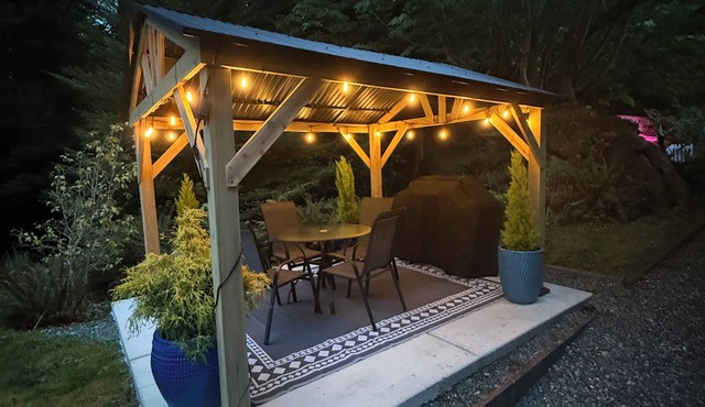 Modern studio with hot tub and patio access