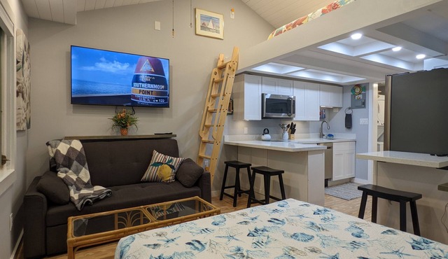 Moongate, a Stylish Studio Retreat near Duval, Pet-Friendly, Gated and Private