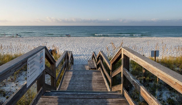 Navarre Manor: Steps from the beach!