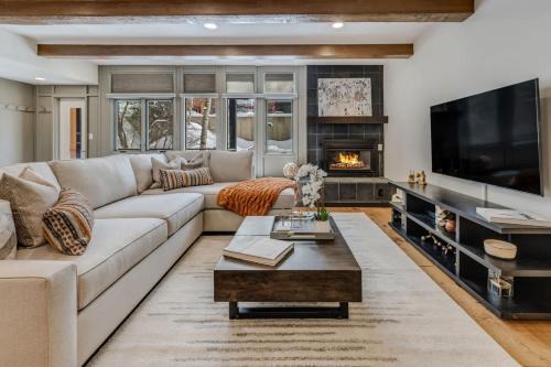 New Listing! 3 BR 3 BA Updated Condo - Pool & Hot-tub