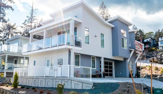 New Modern 1-bedroom self contained suite w/ Air Conditioning