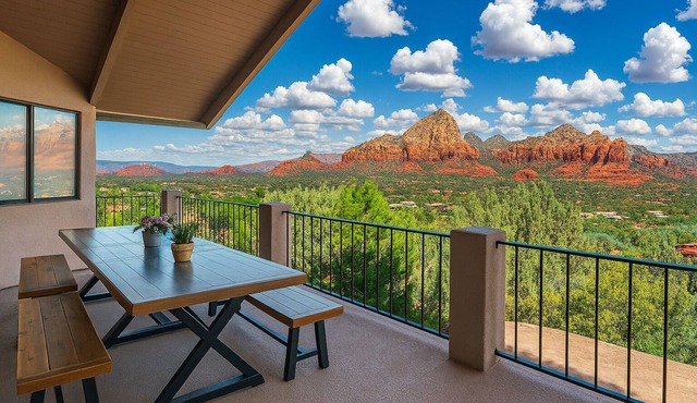 NEW! Red Rock Holiday, Airport Mesa, Decks, Views, SPA, Mins from Uptown