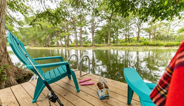 NEW RiverFront Home Guadalupe downtown 4BR/3BA-Sleeps 12, Kayaks, Floats Fishing