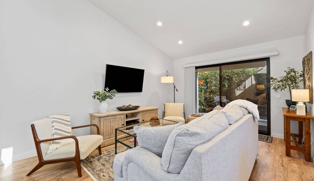 Newly furnished Condo in Heart of Palm Desert! Pool, PickleBall!