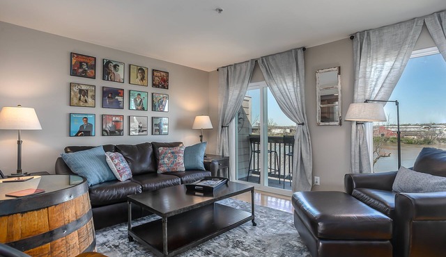 Newly Renovated, Top Floor Quiet Cozy Riverfront Condo with Free Parking