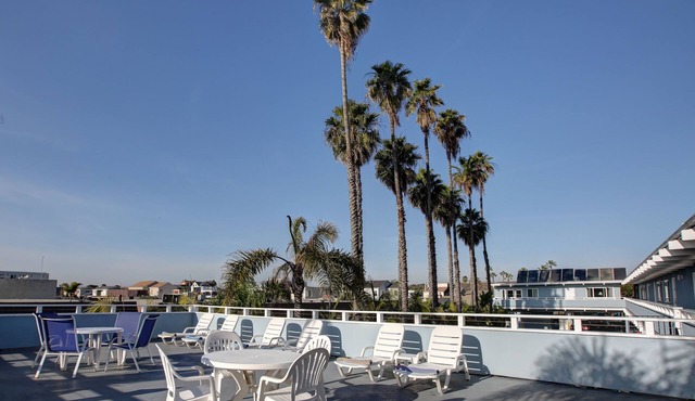 Newport Channel Inn - Near Huntington State Beach