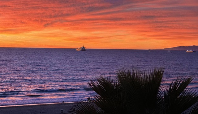 OCEAN FRONT + TOP FLOOR, 4 BEDROOM MANHATTAN BEACH HOUSE- MINIMUM OF 3 NITES REQ