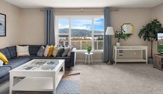 Oceanfront 3 Bed: Private Beach and Dock Access, Hot Tub , BBQ & Free Kayaks!