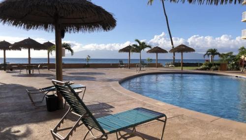 Oceanfront Studio with AC, Gym & Pool - Kahana Gem!