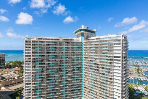 One Bedroom Discovery Bay Condos with Kitchen, Free Wifi & Amazing Views