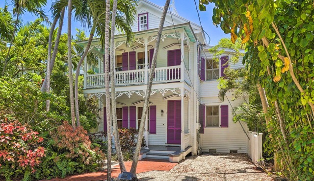 Paradise on Von Phister, only a 5 min walk to the Beach!