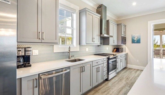 Parking, Pool & Waterfront - Springtide House