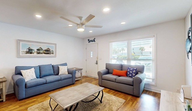 Partial Gulf-view getaway with deck, full kitchen, washer/dryer, & central AC