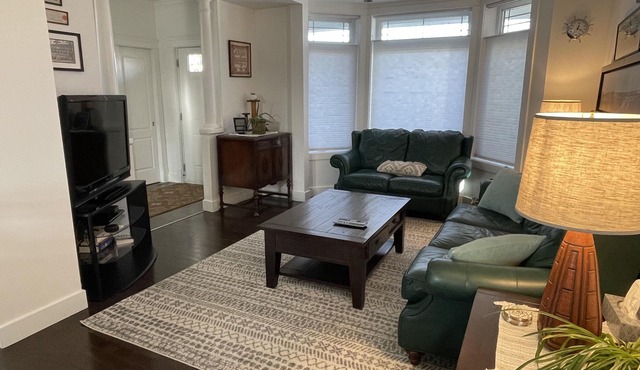 Peaceful Historic 3 Bedroom hideaway, Walkable to Calgary's Greatest Attractions