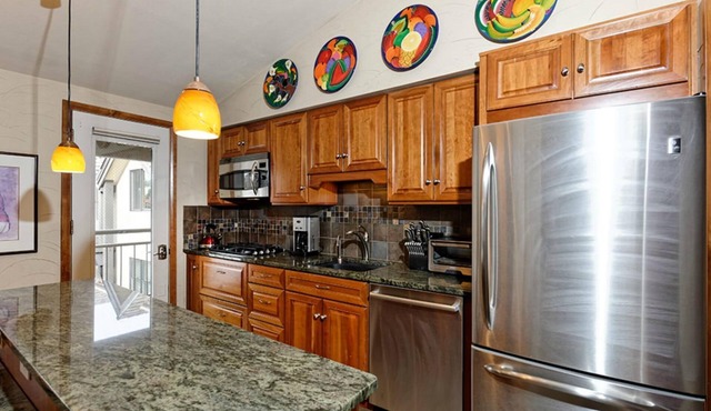 PENTHOUSE "CHATEAU ROARING FORK", AC, ALL DAY SUN, VIEWS-AVAILABLE FOOD-WINE